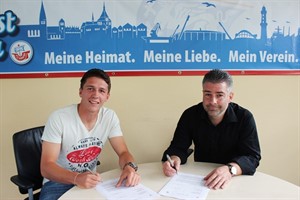 Markus Gröger (links) bei der Vertragsunterzeichnung mit Sportvorstand Uwe Vester