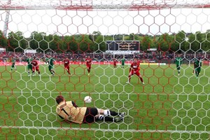 Jörg Hahnel (Hansa Rostock) hält den schwach getretenen Strafstoß von Nils-Pfingsten Reddig (Rot-Weiß Erfurt)