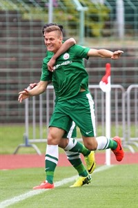 Max Christiansen (Hansa Rostock) freut sich über seinen Führungstreffer gegen Rot-Weiß Erfurt