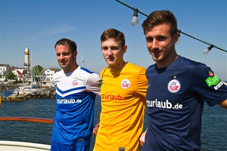 Hansa Rostock präsentiert neue Trikots und neuen ...