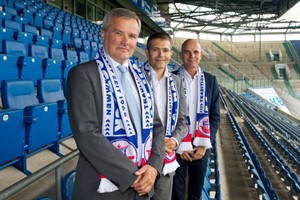 Schalke 04 zu Gast bei Hansa Rostock - Armin Schlender (Geschäftsführer des Landesrates für Kriminalitätsvorbeugung Mecklenburg-Vorpommern), Thomas Abrokat (Aufsichtsratsvorsitzender F.C. Hansa Rostock), Burkhard Woelki (Direktor Unternehmenskommunikation Gazprom Germania), Foto: NOA* Schalke 04 zu Gast bei Hansa Rostock - Armin Schlender (Geschäftsführer des Landesrates für Kriminalitätsvorbeugung Mecklenburg-Vorpommern), Thomas Abrokat (Aufsichtsratsvorsitzender F.C. Hansa Rostock), Burkhard Woelki (Direktor Unternehmenskommunikation Gazprom Germania), Foto: NOA*