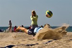 Mit großen Einsatz wird auch mal im Sand nach dem Ball gegraben.