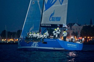 Bronenosec/Team Russia bei der nächtlichen Zielankunft in Warnemünde, Foto: onEdition Bronenosec/Team Russia bei der nächtlichen Zielankunft in Warnemünde, Foto: onEdition