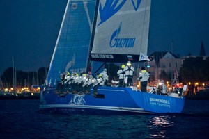 Bronenosec/Team Russia bei der nächtlichen Zielankunft in Warnemünde, Foto: onEdition