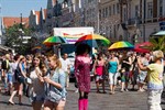 Die Dragqueens und andere nicht-alltägliche Anblicke machen für viele Schaulustige den Reiz der CSD-Parade aus und sind beliebtes Fotomotiv ...