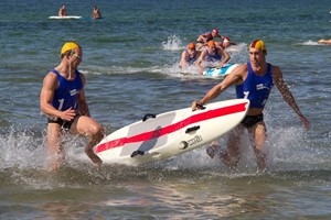 Adrian Flügel und Liam Kelly gewinnen das Board Rescue. Das deutsche Nationalteam hatte erst diese Woche beim Training einen Vater und seine zwei Söhne in der Ostsee gerettet. 