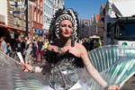 Make-Up und Perücken - wer schön sein will, muss im Hochsommer ganz schön schwitzen.