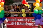 DIe Linke und die FDP waren mit einem eigenen Wagen und die Grünen mit einer Fußgruppe als Parteien auf dem Rostocker CSD vertreten. Die SPD hat sich in diesem Jahr auf einen Info-Stand beschränkt. Schrimherr war in diesem Jahr Oberbürgermeister Roland Methling.