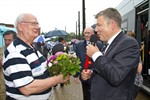 RSAG-Vorstand Michael Schroeder begrüßt einen Stammgast zur Jungfernfahrt mit der neuen Straßenbahn.