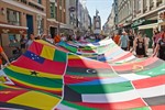 Zu einer 24 Meter langen Stoffbahn waren die Flaggen jener Staaten zusammengenäht, in denen homosexuellen Menschen per Gesetz mit Strafen gedroht wird.