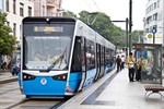 Gerade bei der derzeitigen schwülen Sommerhitze auch erfreulich: In der Straßenbahn gibt es jetzt eine Klimaanlage. Nicht nur, dass sich die Innentemperatur ab plus 18 Grad der Außentemperatur anpasst, es gibt auch eine hundertprozentige Entfeuchtung.
