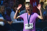 Überglücklich zeigt sich Anna Weidlich nach ihrem Halbmarathon, der ihr einen 1. Platz einbrachte. Die Strecke sei sehr schön gewesen, sagt sie, besonders den Sonnenuntergang hat sie genossen.