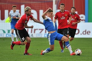 Torschütze Dennis Srbeny (Hansa Rostock) im Zweikampf mit Kai Gehring (Sonnenhof Großaspach)