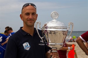 Frank Diedrichkeit, Kapitän der Rostocker Robben, mit dem Pokal der German Beach Soccer League