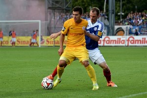 Julian Jakobs (Hansa Rostock) im Duell mit Patrick Kohlmann (Holstein Kiel) Julian Jakobs (Hansa Rostock) im Duell mit Patrick Kohlmann (Holstein Kiel)