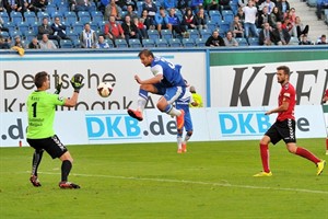 Marcel Ziemer (Hansa Rostock) scheitert an Keeper Kevin Kunz (Sonnenhof Großaspach)