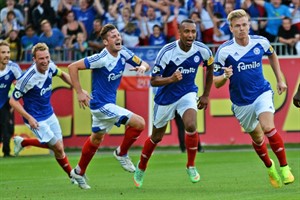 Patrick Breitkreuz (rechts) bringt Holstein Kiel gegen Hansa Rostock mit 1:0 in Führung Patrick Breitkreuz (rechts) bringt Holstein Kiel gegen Hansa Rostock mit 1:0 in Führung
