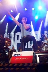 Sven Lauer von Jupiter Jones rockt die NDR-Bühne zur Hanse Sail in Rostock Sven Lauer von Jupiter Jones rockt die NDR-Bühne zur Hanse Sail in Rostock