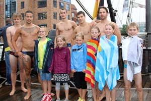 Wasserspringer vom WSC Rostock trotzen dem Regen im Rostocker Stadthafen