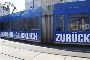 Sicher hin - glücklich zurück - Theaterstraßenbahn in Rostock