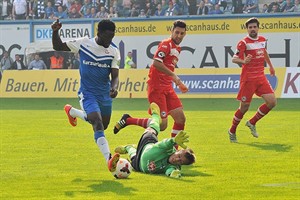 Denis-Danso Weidlich (Hansa Rostock) überwand nach einem schönen Solo Keeper Alexander Schwolow (Arminia Bielefeld) und markierte den 4:2-Endstand Denis-Danso Weidlich (Hansa Rostock) überwand nach einem schönen Solo Keeper Alexander Schwolow (Arminia Bielefeld) und markierte den 4:2-Endstand