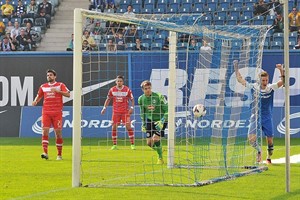 Dennis Srbeny (Hansa Rostock) freut sich über das 3:0 gegen Arminia Bielefeld Dennis Srbeny (Hansa Rostock) freut sich über das 3:0 gegen Arminia Bielefeld