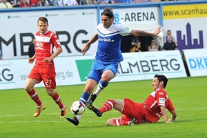 Hansa Rostock schlägt Arminia Bielefeld mit 4:2 - Mustafa Kucukovic im Zweikampf mit Stephan Salger Hansa Rostock schlägt Arminia Bielefeld mit 4:2 - Mustafa Kucukovic im Zweikampf mit Stephan Salger