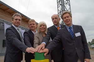 Feierliche Inbetriebnahme des neuen Sendemastes mit Vertretern von Eigentümern, Betreibern und Kunden