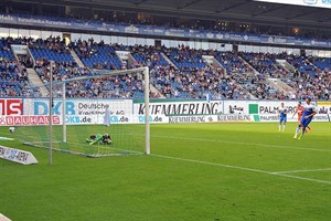 Steven Ruprecht (Hansa Rostock) verwandelt einen Foulelfmeter gegen Arminia Bielefeld zum 1:0 Steven Ruprecht (Hansa Rostock) verwandelt einen Foulelfmeter gegen Arminia Bielefeld zum 1:0