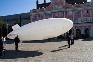 Ein Zeppelin auf dem Neuen Markt in Rostock