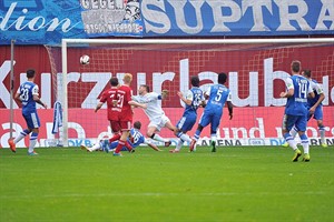 Alon Abelski bringt die SpVgg Unterhaching gegen Hansa Rostock mit 1:0 in Führung