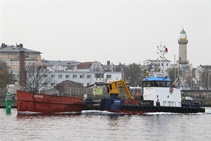 Über die Ostsee hat die Norcat die Undine gezogen. Auf der Warnow fuhren Schlepper und Schiffsrumpf Seite an Seite.