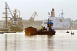 Die Undine vor der maritimen Kulisse im Rostocker Stadthafen. v.l.n.r: der Dreimastschoner Santa Barbara Anna, der Eisbrecher „Stephan Jantzen“, der Brückenkran und das Fährschiff „Trelleborg“