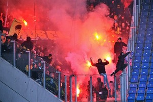 Pyrotechnik im Dresdner Gästeblock führte zu einer Spielunterbrechung Pyrotechnik im Dresdner Gästeblock führte zu einer Spielunterbrechung
