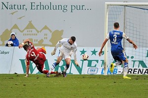 Ein Ball aus der gegnerischen Hälfte fand kurz vor dem Schlusspfiff den Weg ins Rostocker Tor Ein Ball aus der gegnerischen Hälfte fand kurz vor dem Schlusspfiff den Weg ins Rostocker Tor