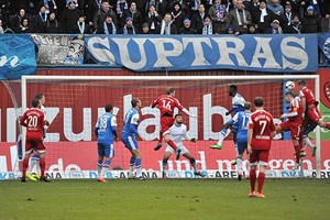 Marlon Krause (Holstein Kiel) köpft gegen Hansa Rostock zum 1:0 ein Marlon Krause (Holstein Kiel) köpft gegen Hansa Rostock zum 1:0 ein
