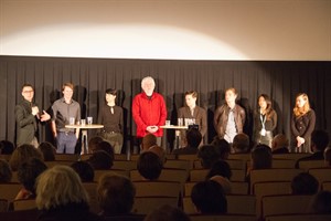 Darsteller und Zeitzeugen bei der Podiumsdiskussion nach der Premiere von „Wir sind jung. Wir sind stark.“