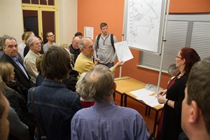 Einwohner diskutieren bei einem Workshop zur Sanierungsplanung des Gebietes ehemaliger Güterbahnhof