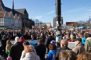 Etwa 1000 Demonstranten versammelten sich vor dem Rostocker Rathaus. Unterstützer kamen aus Halle und anderen Städten angereist.