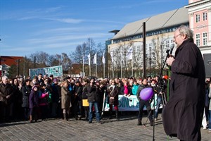 Zu den Demonstranten sprach auch der ehemalige Präsident des deutschen Bundestages Wolfgang Thierse. Dieser hatte in einem Brief seinen SPD-Parteigenossen und MV-Kultusminister Mathias Brodkorb für seine Theaterpolitk kritisiert. Auch heute sprach er sich für den Erhalt der gewachsenen Theaterstruktur aus und forderte eine neue Debatte über die kulturelle Infrastruktur des Landes.