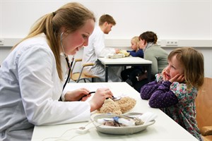 Lina (3) aus der Kindertagesstätte Speelhus an de Rotbäk in Lambrechtshagen kommt mit ihrem Teddy in die Klinik. Bei ihm besteht der Verdacht auf Beinbruch