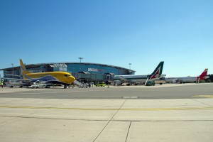 Bis zu vier große Maschinen können gleichzeitig auf dem Rostock Airport abgefertigt werden.