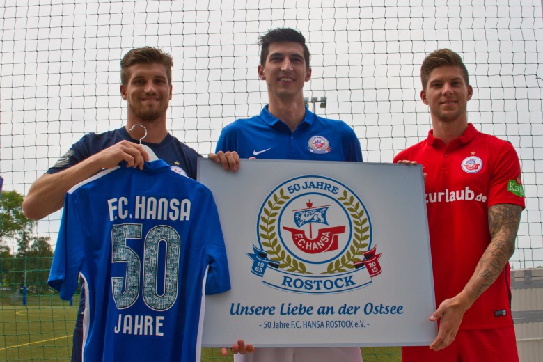 Hansa Rostock stellt neue Trikots der Spielzeit 2015/2016 ...