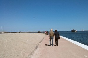 Uferpromenade auf Warnemünder Mittelmole bietet Panoramablick auf Hafenausfahrt Uferpromenade auf Warnemünder Mittelmole bietet Panoramablick auf Hafenausfahrt