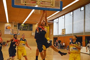 Rostock Seawolves (Sven Hellmann am Korb) besiegen die Baskets Akademie Weser-Ems (Foto: Stefan Junghanns) Rostock Seawolves (Sven Hellmann am Korb) besiegen die Baskets Akademie Weser-Ems (Foto: Stefan Junghanns)