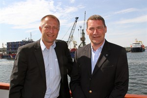 Dr. Gernot Tesch (links) und Jens A. Scharner, Geschäftsführung der Hafen-Entwicklungsgesellschaft Rostock (Foto: Archiv)