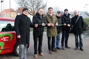 Übergabe des neuen Carsharing-Stellplatzes an der Karl-Marx-Straße in Rostock: Jamel Otmane (Greenwheels-Roll out Manager), Bau- und Umweltsenator Holger Matthäus, Greenwheels-Geschäftsführer Alexander Hinz, Robert Delwall (Greenwheels-Vertriebsberater in Rostock), Claus Sesselmann (Carsharing-Kunde), Steffen Nozon (Mobilitätskoordinator der Hansestadt Rostock) (v.l.n.r.) Übergabe des neuen Carsharing-Stellplatzes an der Karl-Marx-Straße in Rostock: Jamel Otmane (Greenwheels-Roll out Manager), Bau- und Umweltsenator Holger Matthäus, Greenwheels-Geschäftsführer Alexander Hinz, Robert Delwall (Greenwheels-Vertriebsberater in Rostock), Claus Sesselmann (Carsharing-Kunde), Steffen Nozon (Mobilitätskoordinator der Hansestadt Rostock) (v.l.n.r.)