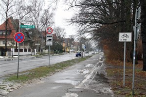 Der gesamte Weg an der Warnemünder Parkstraße ist ein Fußweg, der teilweise nur noch vorübergehend von Radfahrern genutzt werden darf