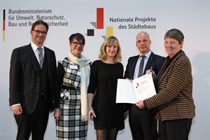 Übergabe des Zuwendungsbescheides am 26. Januar 2016 in Berlin (v.r.n.l.): Bundesbauministerin Dr. Barbara Hendricks, Senator Dr. Chris Müller, Sigrid Hecht, Dr. Michaela Selling, Parlamentarischer Staatssekretär Florian Pronold (Bild: Bundesministerium für Umwelt, Naturschutz, Bau und Reaktorsicherheit) Übergabe des Zuwendungsbescheides am 26. Januar 2016 in Berlin (v.r.n.l.): Bundesbauministerin Dr. Barbara Hendricks, Senator Dr. Chris Müller, Sigrid Hecht, Dr. Michaela Selling, Parlamentarischer Staatssekretär Florian Pronold (Bild: Bundesministerium für Umwelt, Naturschutz, Bau und Reaktorsicherheit)