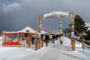 Bummel- und Schlemmermeile auf der Promenade beim Warnemünder Wintervergnügen